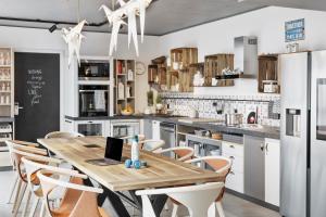 伯尔尼Stay KooooK Bern Wankdorf - Online Check In的厨房配有木桌和椅子