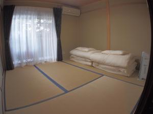 京都町屋京都圣护院酒店的一间位于地板上带两张床的房间