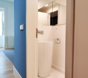 里斯本FLH Augusta's Arch Design Apartment的一间带卫生间和蓝色门的浴室