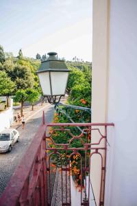 康斯坦西亚Casa João Chagas Guesthouse, Constância的街边带灯和鲜花的阳台
