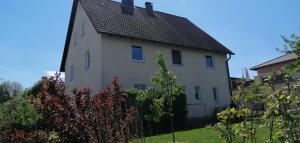 AhortalFerienhaus Wagnerhof的黑色屋顶的大型白色房屋