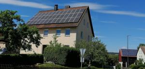 AhortalFerienhaus Wagnerhof的顶部设有太阳能电池板的房子