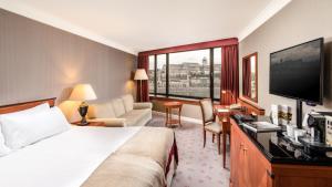 布达佩斯布达佩斯洲际酒店的酒店客房,配有床和电视