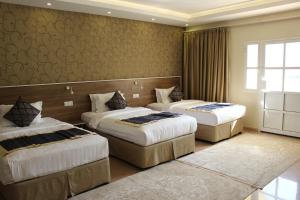 尼兹瓦阿尔迪亚酒店的酒店客房设有两张床和窗户。