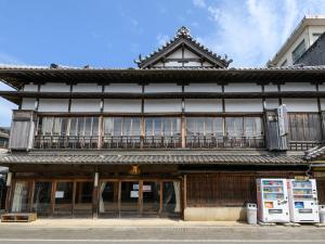 伊势市Tabist Asanokan Annex Iroha Ise的一座古老的建筑,拥有亚洲风格的建筑