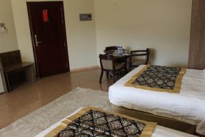 尼兹瓦阿尔迪亚酒店的酒店客房设有两张床和一张桌子