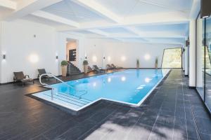 卢森塔尔博格霍夫瓦德酒店的大房间的一个大型游泳池