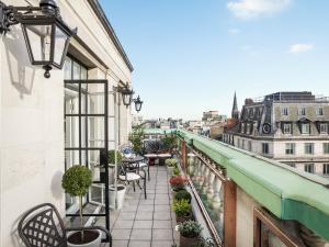 伦敦伦敦朗廷酒店的市景阳台配有椅子