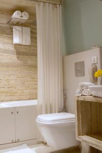 浦那7 Apple Hotel Pimpri Pune的浴室配有白色卫生间和盥洗盆。