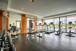 普吉镇CA Hotel and Residence Phuket - SHA Extra Plus的健身房,有一大堆跑步机和椭圆机