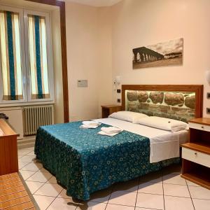 罗马擎天柱住宿加早餐旅馆的一间卧室配有一张带蓝色毯子的大床