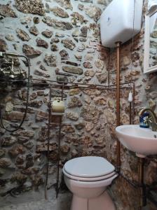 FornelliLa casa di Duilia的石质浴室设有卫生间和水槽