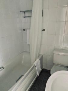 伦敦我家酒店的带浴缸、卫生间和淋浴的浴室。