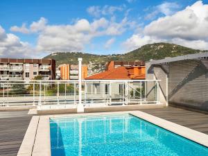 尼斯Adagio Nice Centre的建筑物屋顶上的游泳池