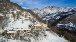 MuzzanoBBB Bed&Breakfast Bagneri的白雪 ⁇ 的山中房子的空中景色