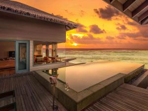 加弗阿利夫环礁Raffles Maldives Meradhoo的海滩上的房子,日落