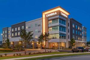 格林维尔Cambria Hotel Greenville的带有读书卡纳迪医院标志的办公楼