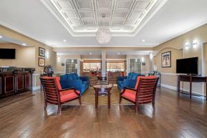 玛丽安娜Comfort Inn & Suites Marianna I-10的客厅配有蓝色的椅子和桌子