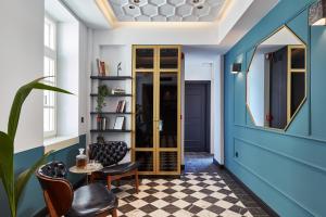 约阿尼纳Λιθεία-Lithia的走廊设有蓝色的门和桌椅