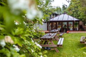 诺索普假日A55切斯特西区酒店的花园内带凉亭的野餐桌