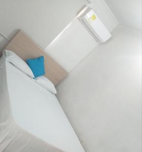 蒙特里亚Altamira Hotel的小房间,配有一张带蓝色枕头的床