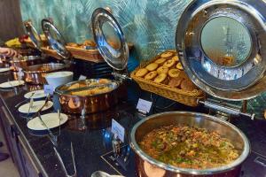 迪拜Rose Park Hotel - Al Barsha, Opposite Metro Station的自助餐,包括许多食物和面包