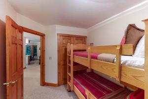 JaySummit Solitude & Latitude Adjustment的一间带两张双层床的卧室和走廊