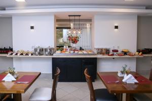 莫日-达斯克鲁济斯马尔萨拉公寓式酒店的厨房配有2张桌子和1个带食物的柜台