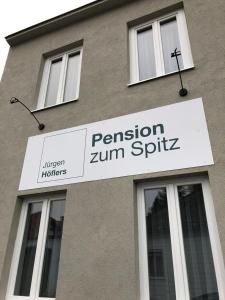 SeebensteinPension zum Spitz的一座建筑,上面有读取激情的字谜符号
