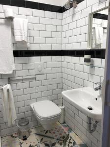 SeebensteinPension zum Spitz的白色的浴室设有卫生间和水槽。