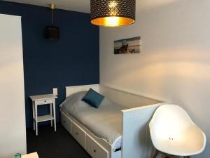 SeebensteinPension zum Spitz的一间卧室配有一张蓝色墙壁的小床