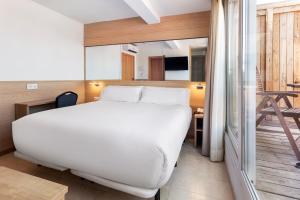 B&B HOTEL Tarragona Centro Urbis客房内的一张或多张床位