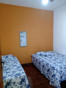 阿帕雷西达Pousada Guadalupe的一间卧室设有两张床和窗户。