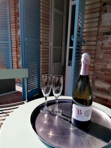 盖亚克拉维瑞雷酒店的桌子上放有一瓶葡萄酒和两杯酒
