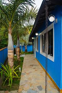 阿布拉奥Casa azul Ilha Grande的蓝色的房子,连着一条链子