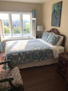 尼亚加拉瀑布蝴蝶庄园住宿加早餐旅馆的一间卧室设有一张床和两个窗户。