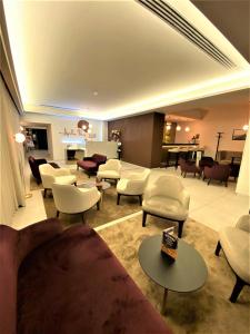 埃斯波森迪阿普利亚普拉亚酒店的客厅配有沙发和椅子
