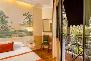 罗马Donna Laura Palace by OMNIA hotels的一间卧室设有一张床和一个阳台