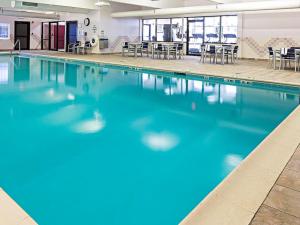 Springfield斯普林菲尔德智选假日酒店的大楼内的一个蓝色海水游泳池