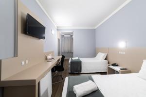 弗洛里亚诺波利斯Rede Andrade Cecomtur的小型酒店客房配有1张床和电视。