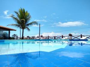 伊列乌斯Pousada do Mar的一座棕榈树环绕的游泳池