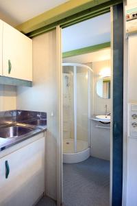 克尤伯厄拉斯拉鲁埃达露营酒店的带淋浴和盥洗盆的小浴室