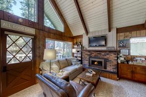 罗纳德Lakedale Lodge的带沙发和壁炉的客厅