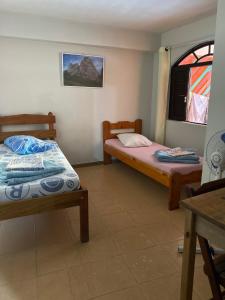 新弗里堡Pousada Serra Carioca Friburgo的带窗户的客房内的两张床