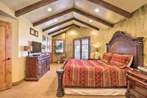 Charming Cedar City Retreat - Walk to SUU Campus!客房内的一张或多张床位