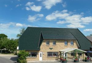Hamdorf拉福林兹旅馆的绿色屋顶的房子