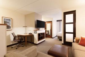 梅德福波士顿/梅德福君悦酒店的酒店客房配有书桌,客房则配有床
