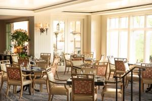 拉古纳海滩蒙太奇拉古纳海滩酒店的用餐室设有桌椅和窗户。