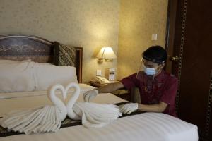 雅加达阿姆哈拉酒店的蒙面人,在床上做天鹅