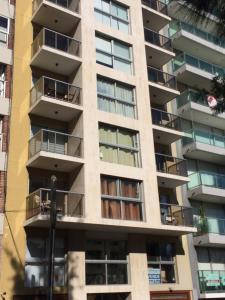 蒙得维的亚Monoambiente En Arturo Prat的带阳台的高公寓大楼